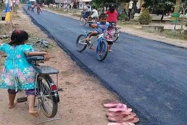 Viral, Lucunya Anak-Anak Main di Jalan Aspal tapi Copot Sandal