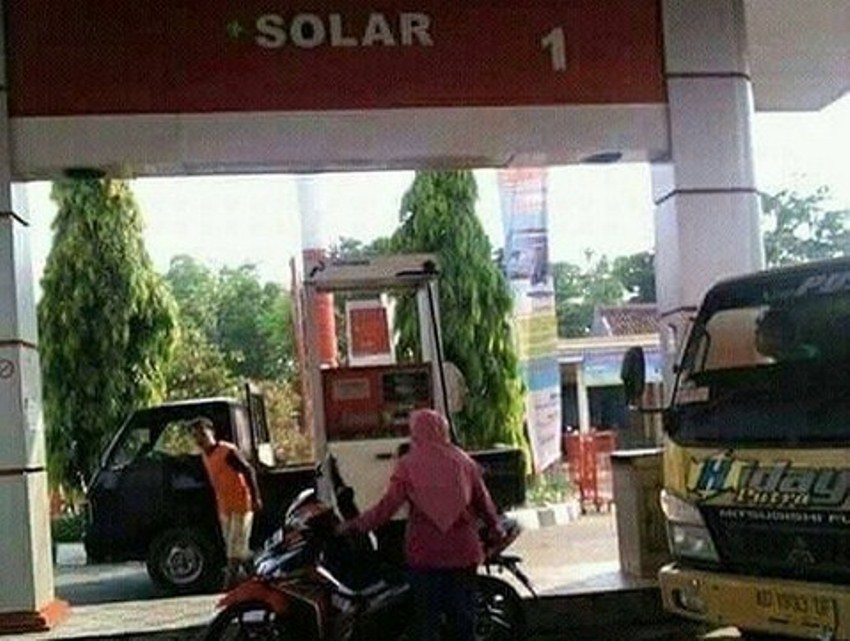 Isi Solar ke Motor, Aksi Emak-Emak ini Bikin Geleng-Geleng Kepala