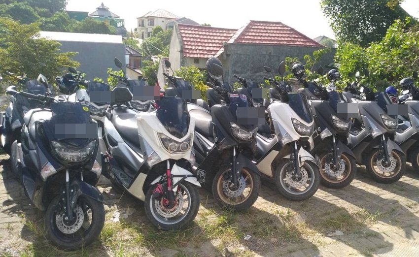 Kendaraan di Parkiran Sekolah ini Tertata Rapi Sesuai Warna, Jenis Motornya Jadi Sorotan