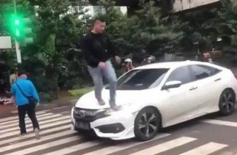 Viral Pria Injak Mobil yang Halangi Jalur Pejalan Kaki