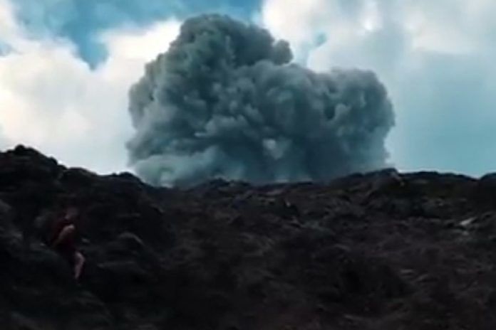 Viral Video 3 WNA Daki Gunung Agung saat Erupsi, Sampai Ngesot Hindari Asap Vulkanik!