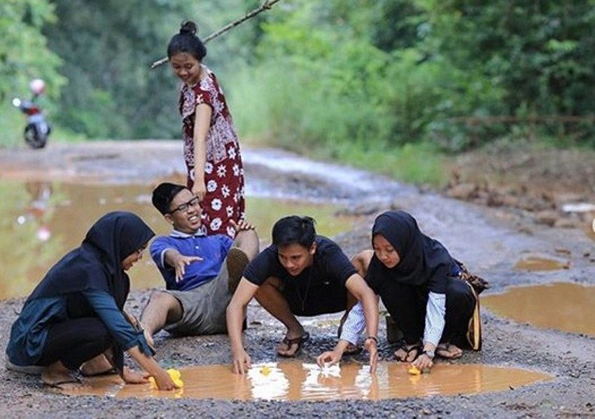 Bukan Demo, Cara Pria ini Protes Jalan Rusak Unik dan Nampol Abis