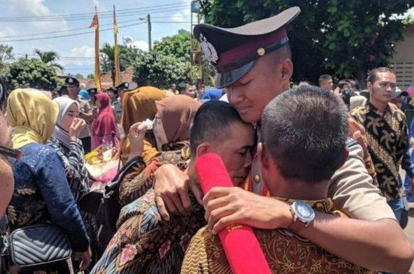 Viral Kisah Anak Tukang Ojek yang Jadi Lulusan Terbaik SPN Polda Metro Jaya