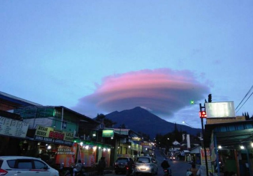 Viral Awan Berbentuk Piring Terbang Muncul di Puncak Gunung Lawu