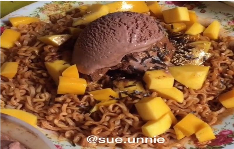 Viral Mi Goreng Ber-topping Es Krim dan Mangga, Netizen: Innalillahi, Gak Paham Lagi Gue!