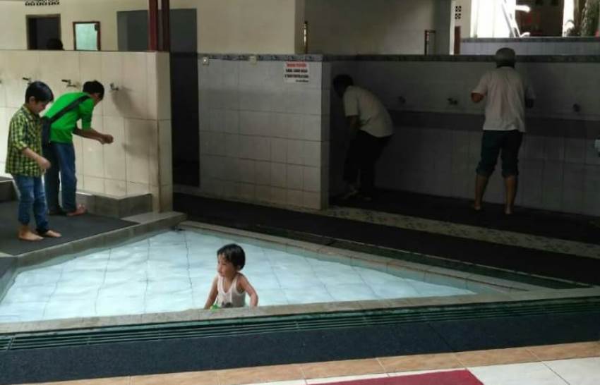 Bak Wisata Religi, Bocah ini Asyik Renang di Kolam Cucian Kaki Masjid