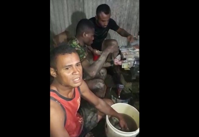 Viral Sejumlah Pria Cuci Uang Pasca-Banjir Bandang di Sentani, Ini Faktanya