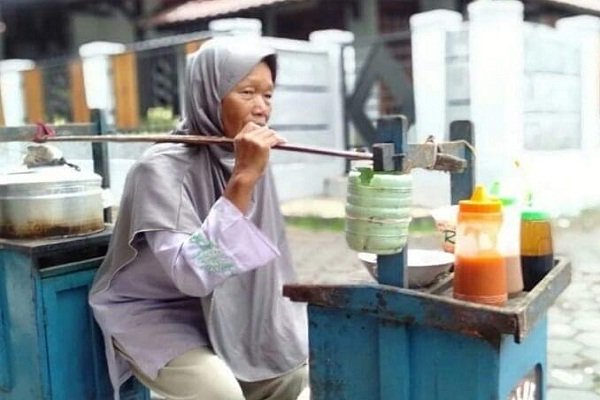 Viral Perempuan Paruh Baya Keliling Pikul Dagangan Demi Menyambung Hidup Keluarga