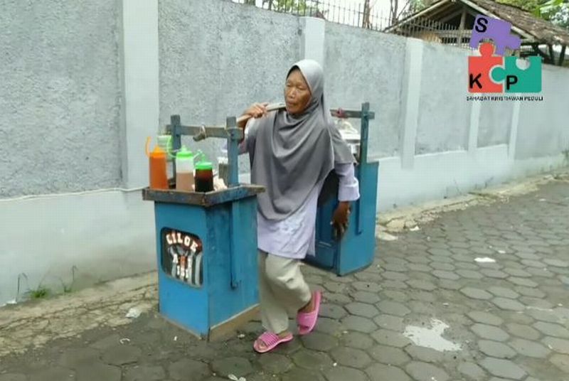 Viral Ibu Usia 50 Tahun Berjualan Cilok Pikulan Bikin Netizen Baper