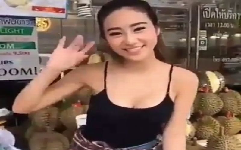 Viral Gadis Seksi Penjual Durian, Jadi Mau Ngeborong?