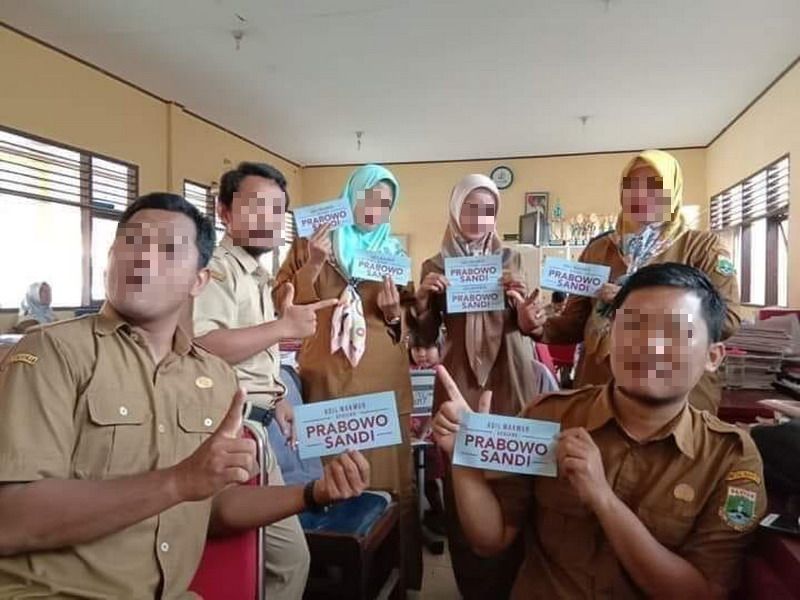 6 Guru Honorer Dipecat Gara-Cara Viral Pose Dengan Tulisan Paslon Capres