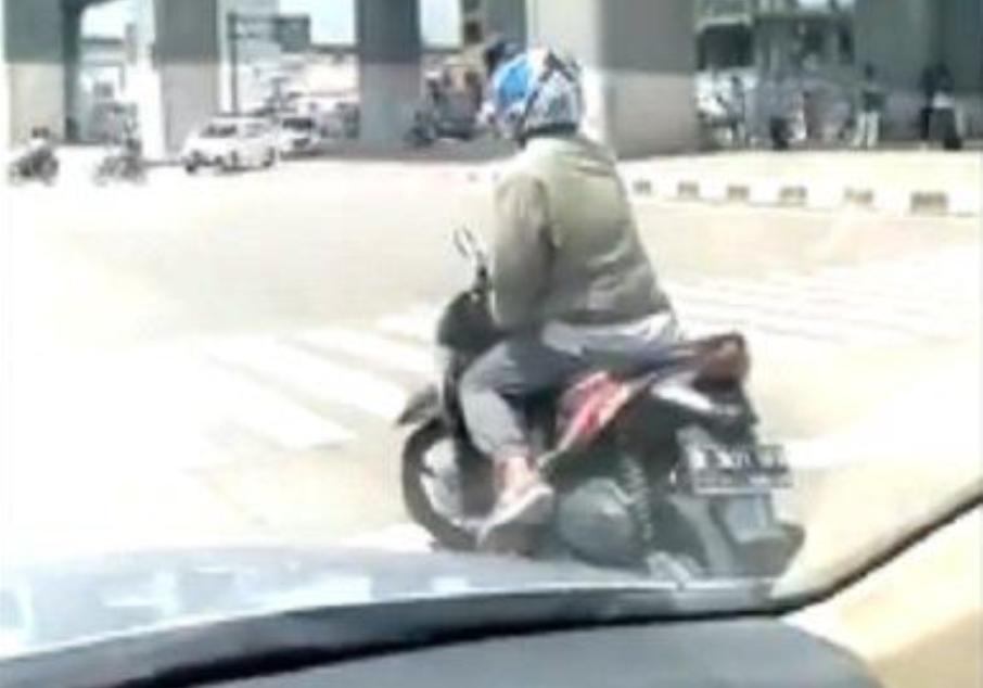 Keren Bosqu! Pengendara Motor Ini Tak Turunkan Kaki Saat Berhenti di Lampu Merah