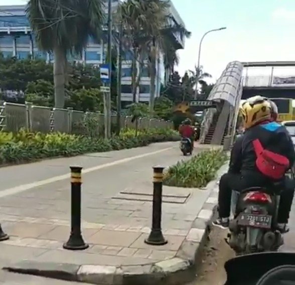 Viral Pemotor Terobos Trotoar lalu Naik JPO di Jakut, Komentar Netizen Bikin Ngakak