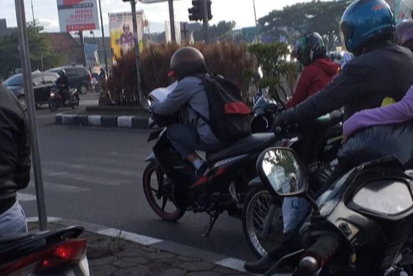 Nunggu Lampu Hijau Menyala, Yang Dilakukan Pelajar ini Bikin Salut