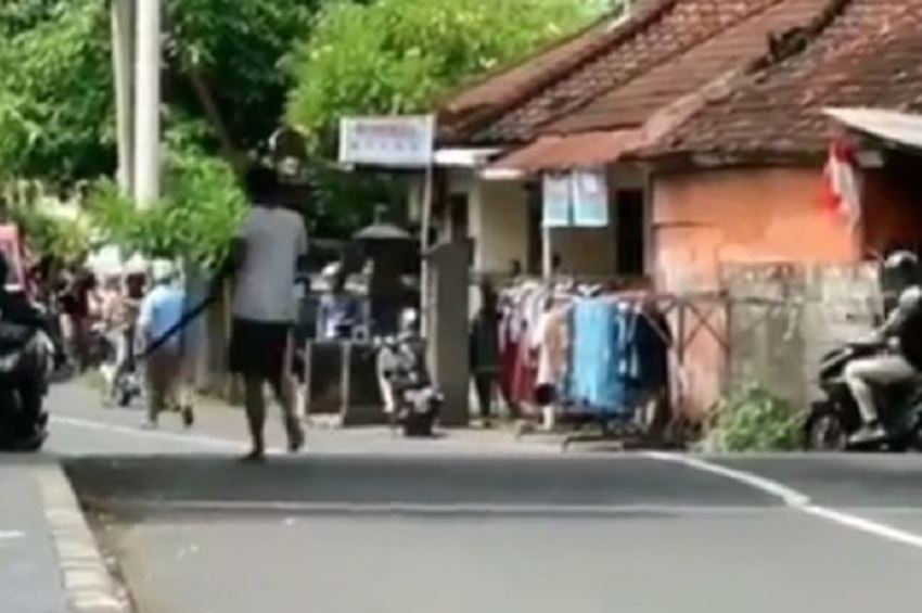 Ngeri, Seorang Pria Ngamuk sambil Acungkan Parang di Jalan Denpasar