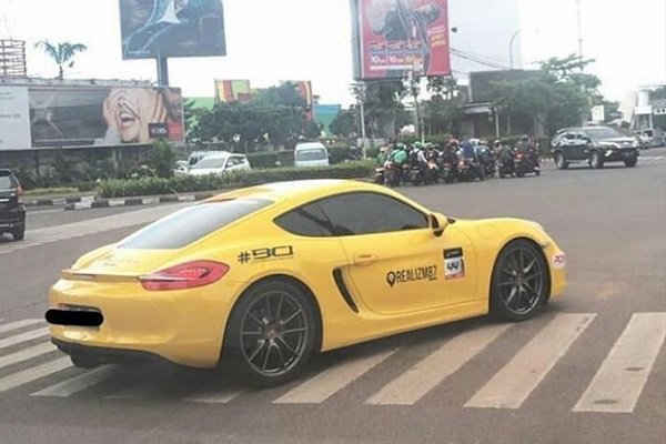 Viral Mobil Sport Berhenti di Zebra Cross, Netizen: Orang Kaya Mah Bebas