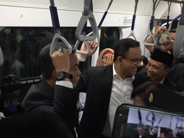 Tinjau MRT Jakarta, Anies Baswedan Bikin Heboh Penumpang