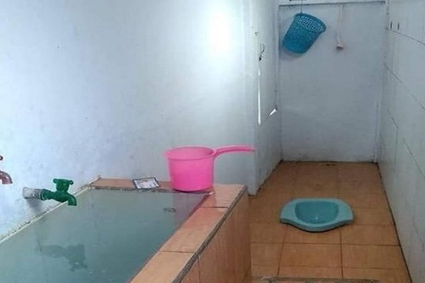 Viral WC Penuh Perjuangan, Netizen: "Itu Dikasih Tempat Koprol Dulu"