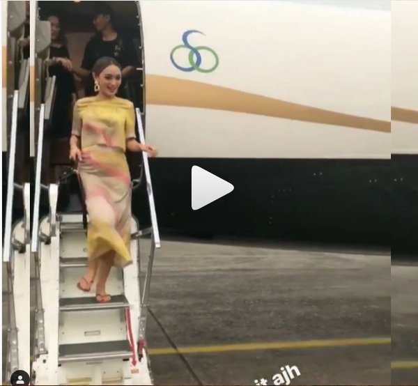 Viral, Turun dari Jet Pribadi Zaskia Gotik Kenakan Sandal Jepit Seharga Rp20 juta?