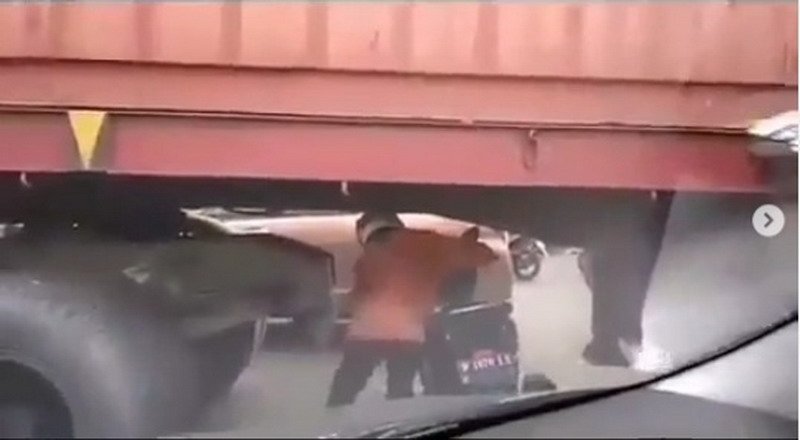 Viral Pemotor Nekat Lewati Kolong Truk Kontainer saat Terjebak Macet