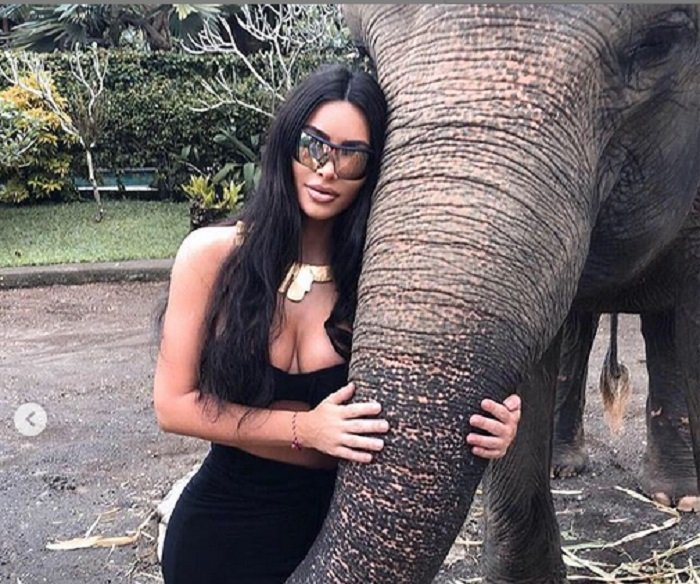 Foto Bareng Gajah di Bali, Kim Kardashian Dikritik Habis Netizen