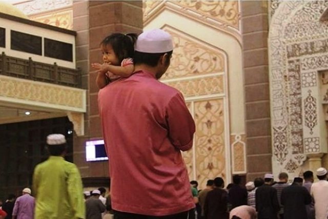 Viral Seorang Ayah Sangat Sabar Gendong Anaknya yang Rewel saat Tarawih