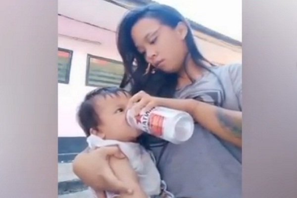 Viral Ibu Bertato Diduga Cekoki Bir ke Anak, Netizen Geram