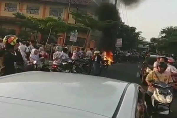 Pelajar SMA Lulus UN Konvoi hingga Motor Terbakar, Netizen: Memalukan!