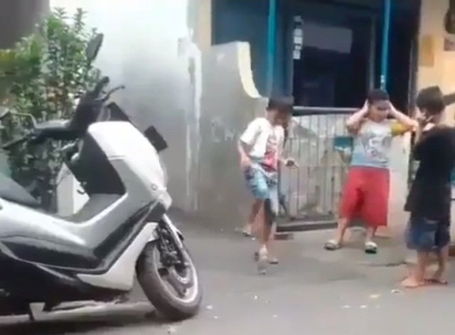 Viral Bocah Kecemplung Got Setelah Kaget Dengar Suara Petasan