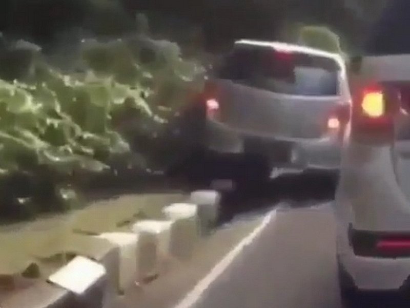 Viral Mobil Nekat Naik Trotoar demi Hindari Macet