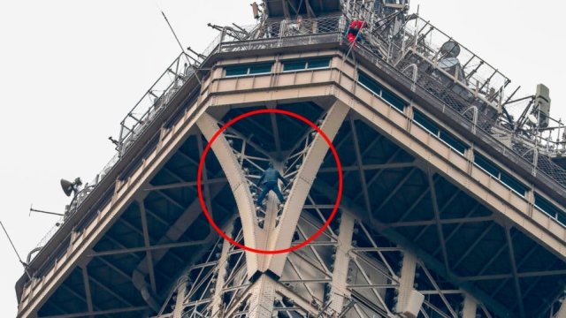 Pria Panjat Menara Eiffel Bikin Heboh Paris