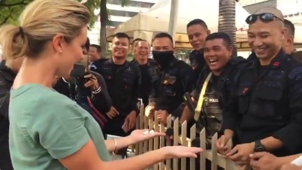 Viral Video Polisi Main Sulap dengan Jurnalis Australia di Lokasi Aksi 22 Mei