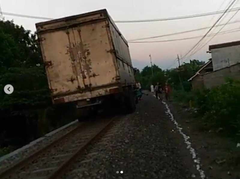 Viral Truk Masuk Jalur Kereta Api, Netizen: Memang Angker Jalannya