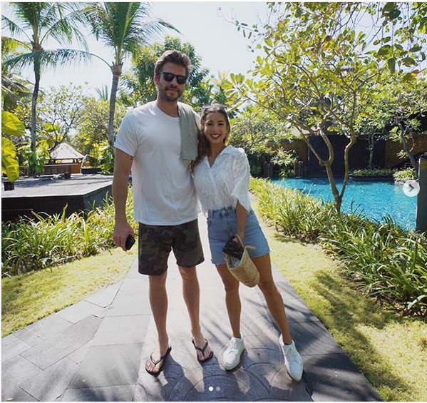 Liam Hemsworth Penuhi Ajakan Foto Jennifer Bachdim, Netizen Salfok Sendal Jepitnya!