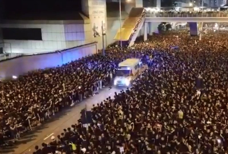 Seperti Membelah Laut, Video Viral Tunjukkan Demonstran Hong Kong Beri Jalan untuk Ambulans