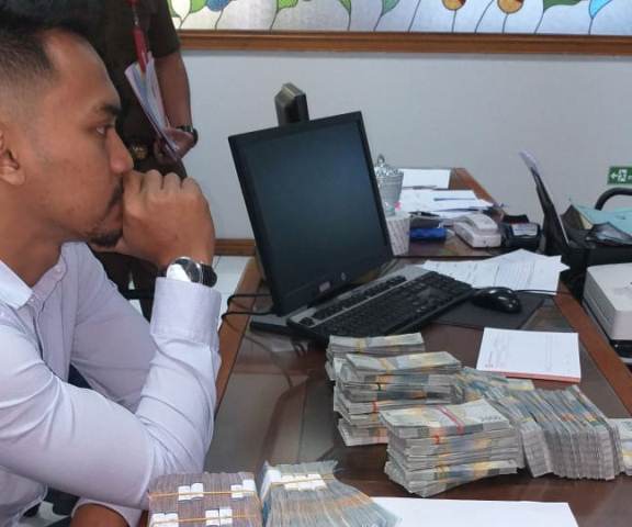 Didenda Rp100 Juta, Penyebar Meme PDIP Bayar Pakai Uang Receh Hasil Saweran