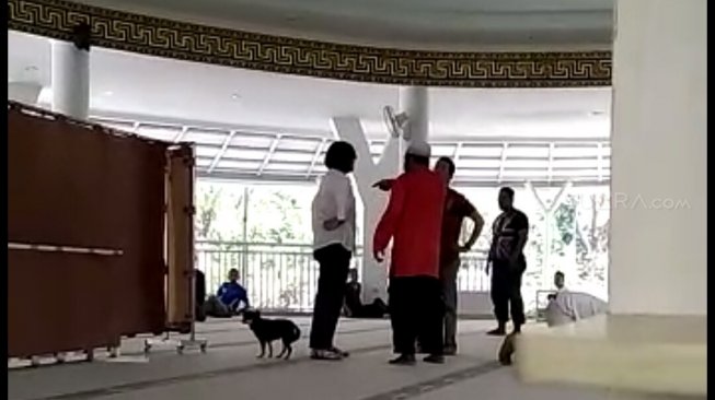 Viral Wanita Bawa Anjing ke Masjid, Kemenag: Percayakan Semua ke Polisi