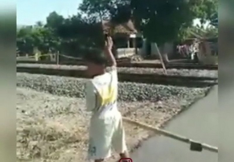 Viral Anak Jadi Penjaga Lintasan Kereta Api Tuai Pujian