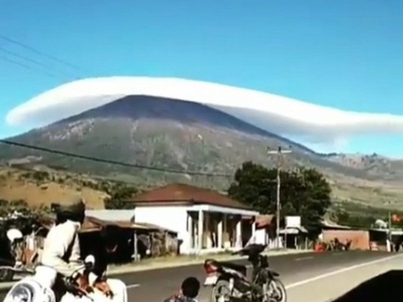 Viral "Topi Awan di Langit Gunung Rinjani" Tuai Decak Kagum