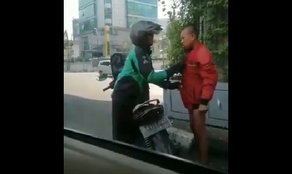 Viral Video Driver Ojek Online Berikan Jaket untuk Remaja Bugil di Lampu Merah