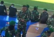 Viral Anggota TNI Salat saat Bertugas Mengamankan Laga PSM vs Persija