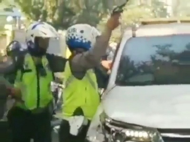 Viral Polantas Acungkan Pistol untuk Hadang Pengemudi