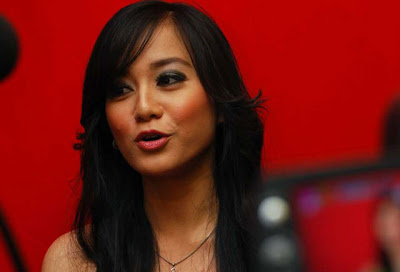 5 Artis Ini Pernah Tak Sudi Mengakui Anak Kandungnya! No 2 Karena Anaknya Mirip Bule!