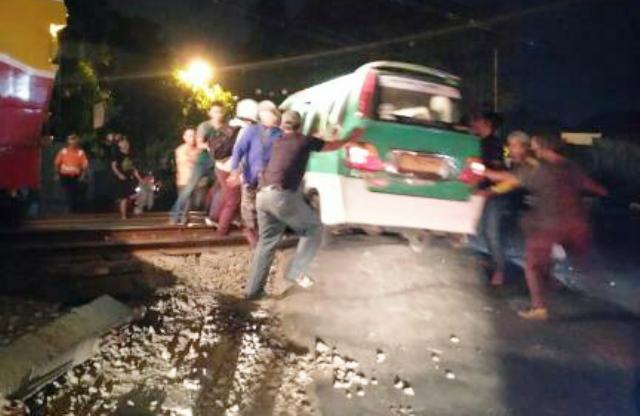 Viral Angkot Nyaris Tertabrak KRL karena Ban Jeblos