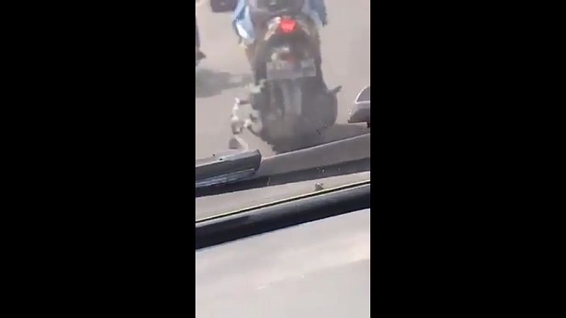 Heboh Video Bra Putih Tersangkut di Motor