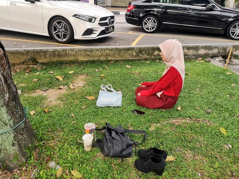 Viral Perempuan Cantik Pilih Salat di Pinggir Jalan, Ini Alasannya