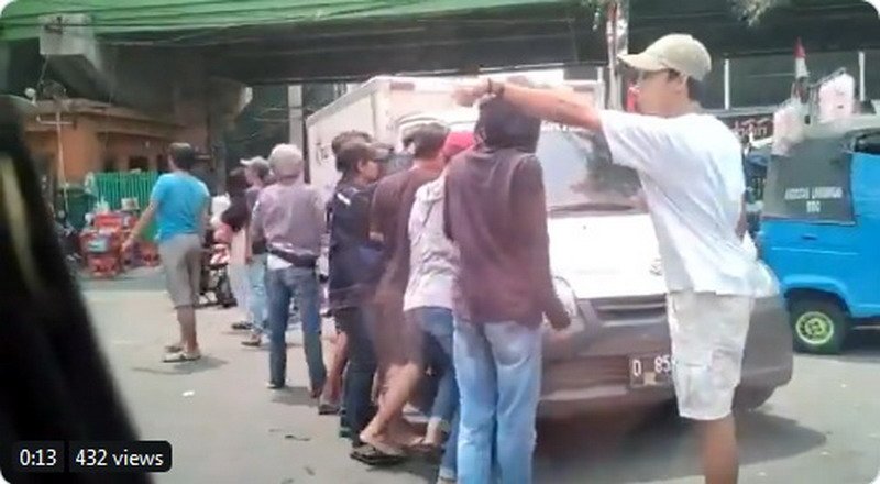 Viral "Pak Ogah" Keroyokan Mintai Uang Kepada Pengemudi