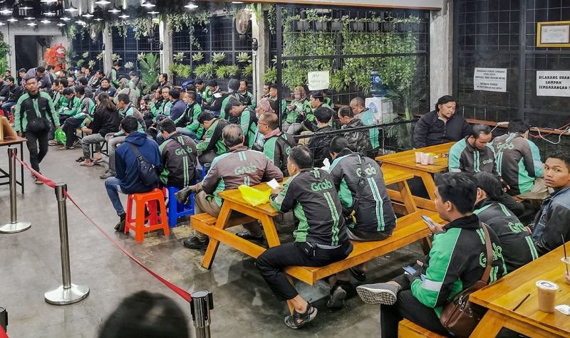 Restoran Sesak dengan Driver Ojol, Nyinyiran Bule Australia Viral di Medsos