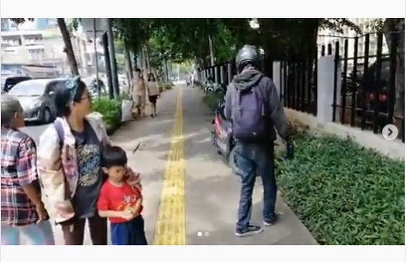 Viral Pemotor Diduga Serang Pejalan Kaki di Trotoar