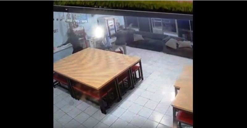 Rekaman CCTV Perampokan Rumah Makan Gratis di Bogor Jadi Viral